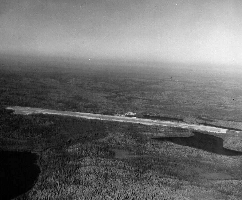 Piste d'atterrissage près du lac des Loups au parc de La Vérandrye en 1961