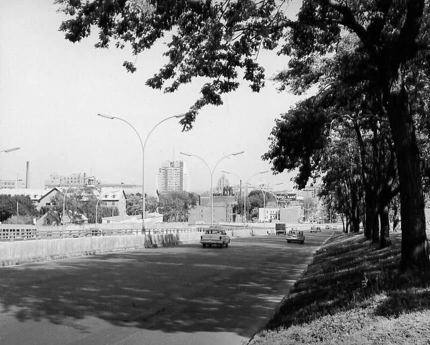 Automobiles circulant au rond-point sur les avenues des Pins et du Parc à Montréal en 1961(3)