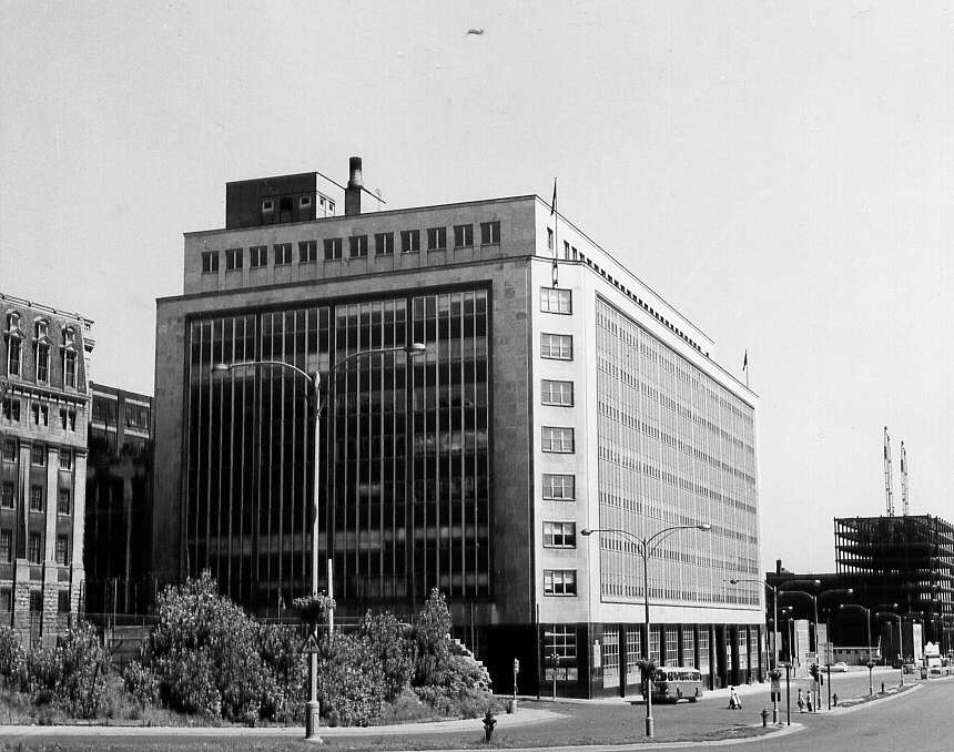 À Montréal en 1961, rue Dorchester, avec immeubles en arrière-plan 