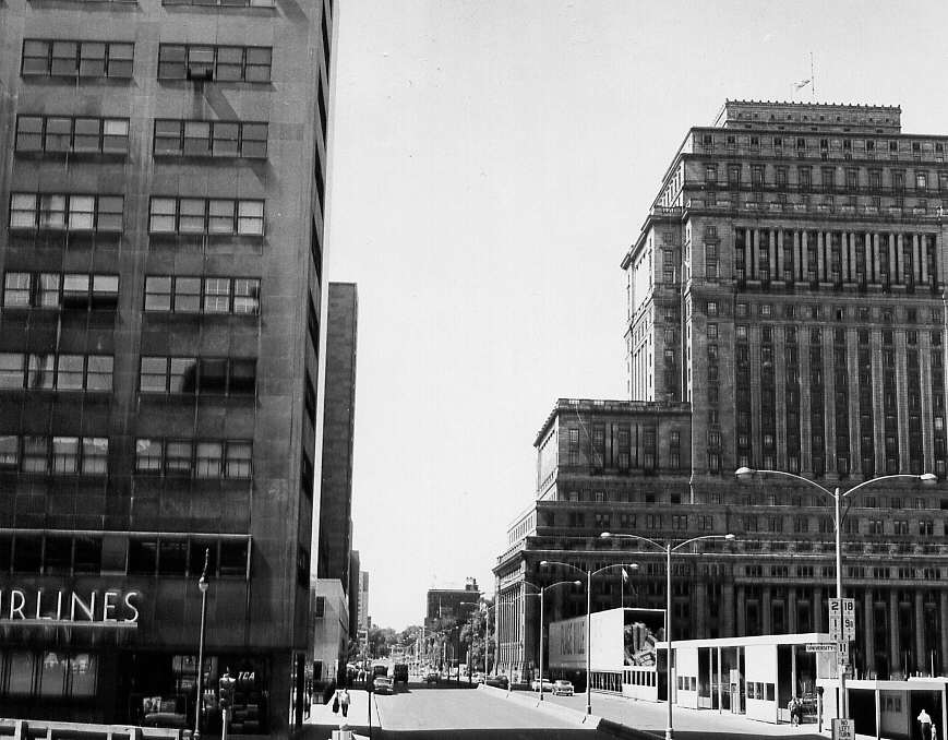 À Montréal en 1961, vue de la rue Dorchester entre les immeubles 