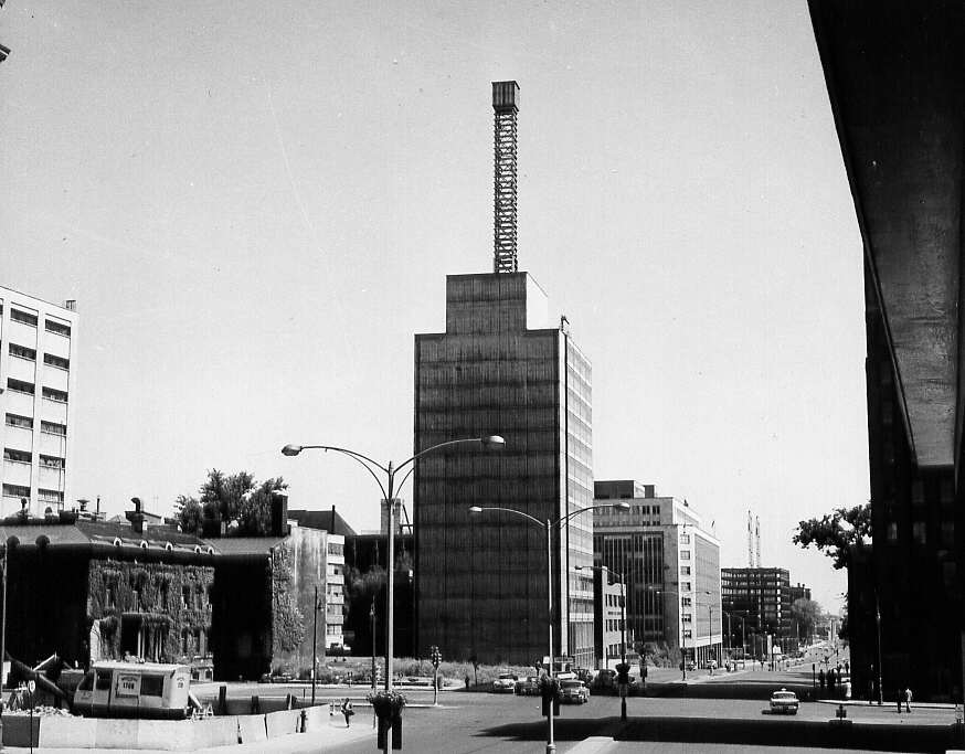 À Montréal en 1961, vue de la rue Dorchester entre les immeubles 