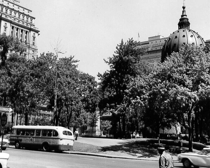 Vue de la rue Dorchester avec, en arrière-plan, divers édifices dont le Queen Elisabeth à Montréal en 1961