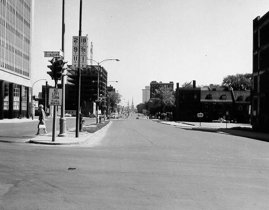 Vue de la rue Dorchester avec, en arrière-plan, divers édifices dont une église à Montréal en 1961
