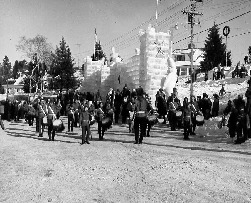 Fanfare jouant dans les rues de Ste-Agathe lors du carnaval d'hiver en 1962