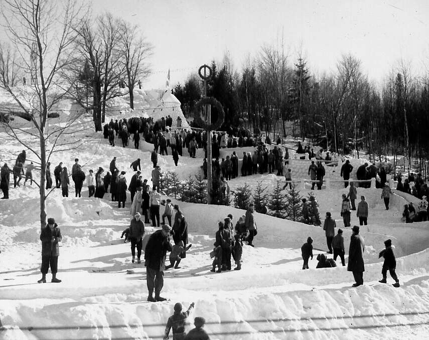 Des centaines de personnes visitent le palais de glace lors du carnaval d'hiver de Ste-Agathe en 1962