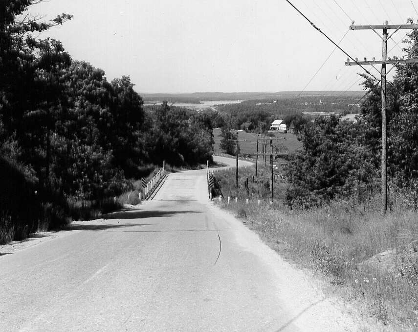 Une route et la rivière Ottawa dans le comté de Pontiac en 1962