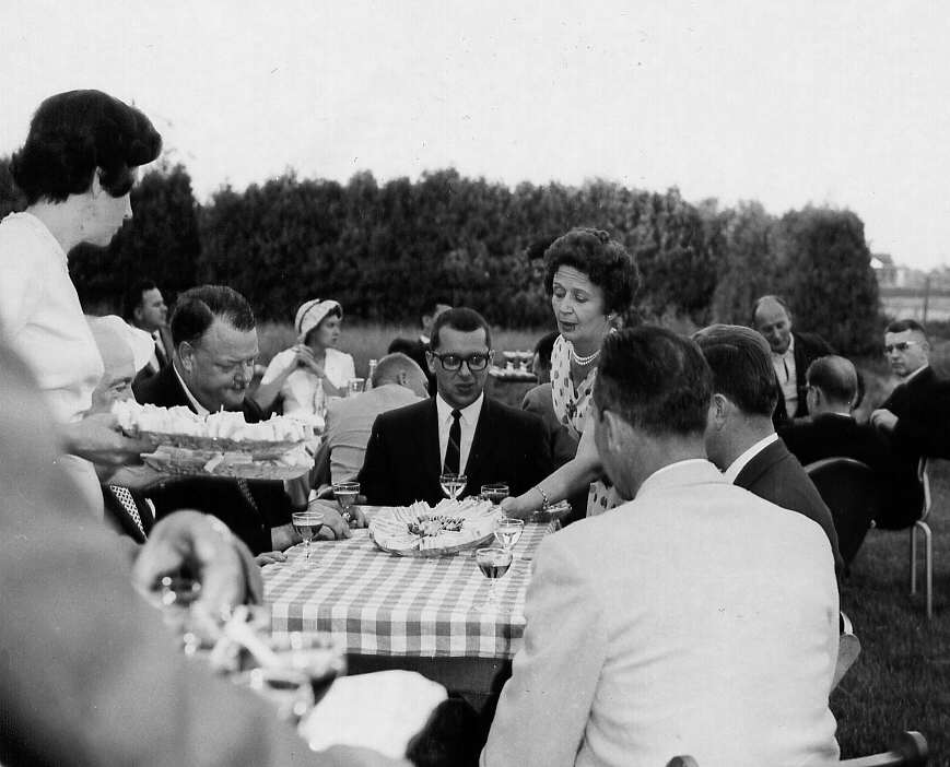 Pique-nique lors de l'inauguration officielle du parc d'Oka, au lac des Deux-Montagnes en 1962