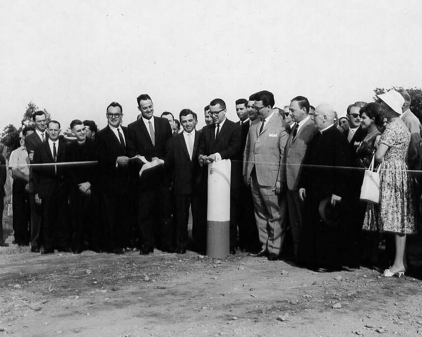 La coupe du ruban lors de l'inauguration officielle du parc d'Oka, au lac des Deux-Montagnes en 1962