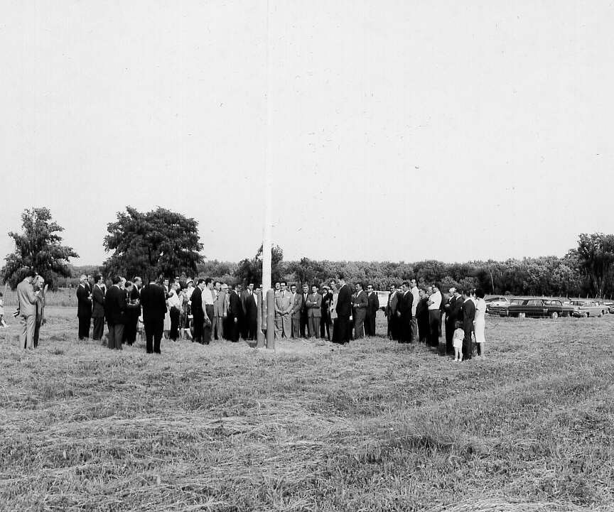 La levée du drapeau lors de l'inauguration officielle du parc d'Oka, au lac des Deux-Montagnes en 1962