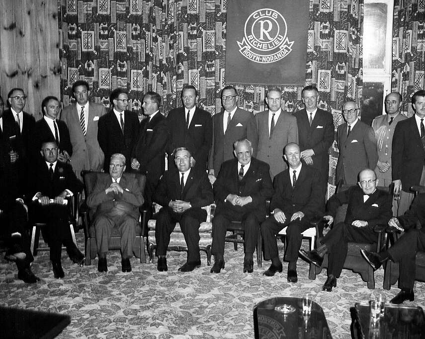 Réunion des membres du Club Richelieu Rouyn-Noranda lors de l'exposition de Rouyn en 1962