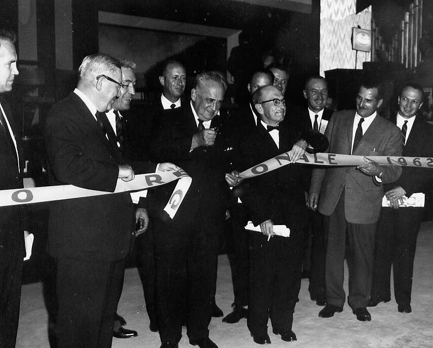 La coupe du ruban lors de l'exposition de Rouyn en 1962