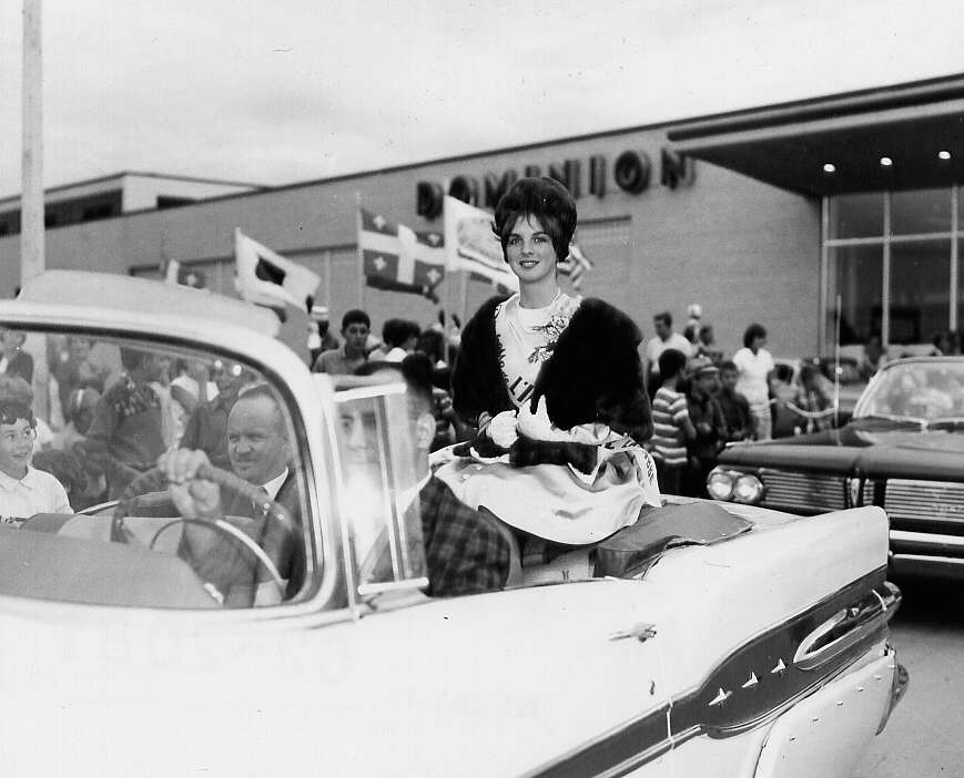 Parade des duchesses dans les rues de la ville lors de l'exposition de Rouyn en 1962