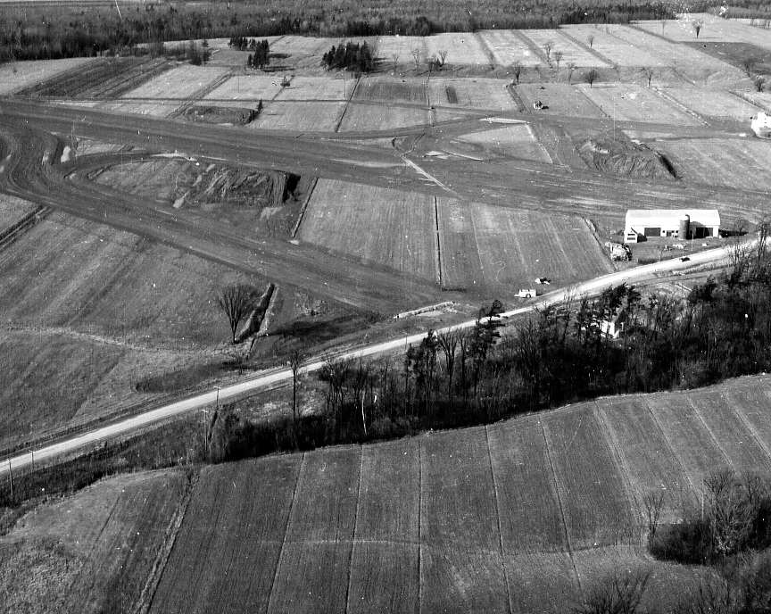 Vue aérienne d'une ferme sur un rang, près de Montréal