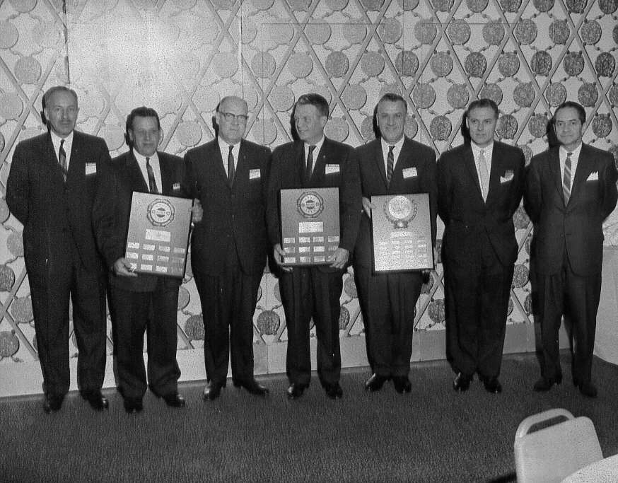 Remise de plaques commémoratives lors de la conférence annuelle de l'Association de prévention des accidents du travail qui se déroule à l'hôtel Reine-Elizabeth de Montréal en 1963