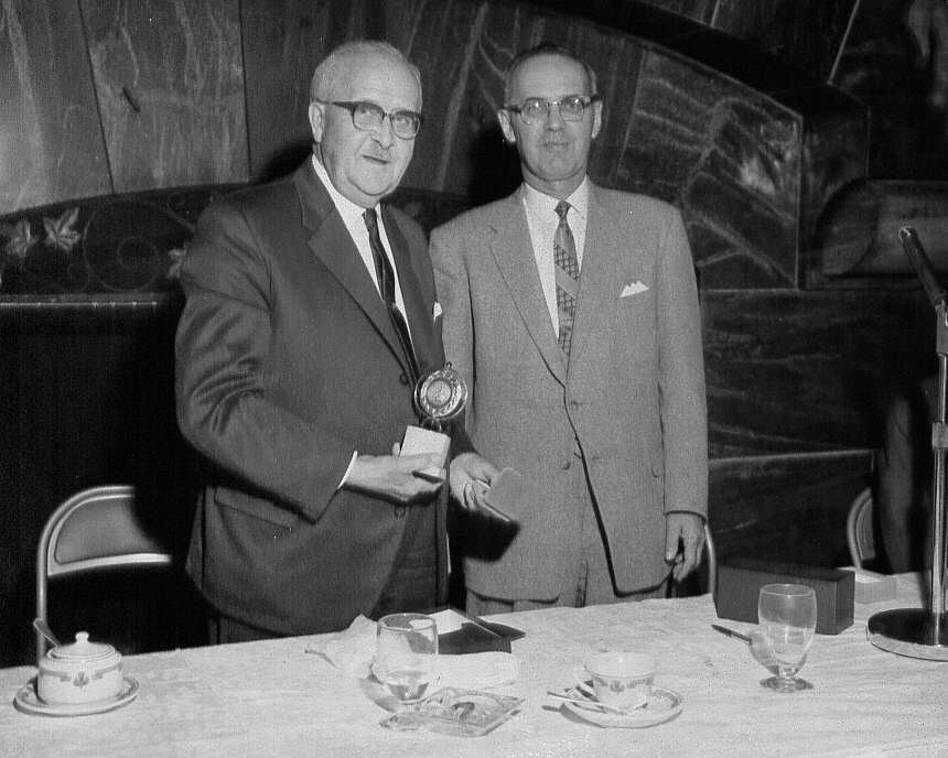Remise de prix lors de l'assemblée annuelle de la Fédération horticole du Québec à Montréal en 1963