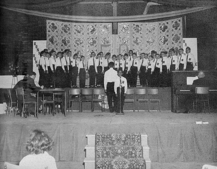 Choeur d'enfants chantant au Congrès régional des 4-H au Collège Roussin de Pointe-aux-Trembles, 1964