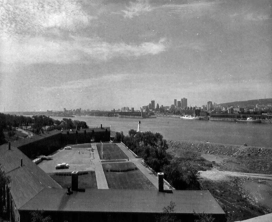 Une vue du port de Montréal et de la ville, 1964