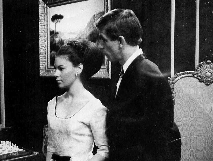 À Montréal en 1965, photographie montrant les comédiens ayant participé au téléthéâtre Le Misanthrope. Nous pouvons voir ici Élisabeth Lesieur et Albert Millaire