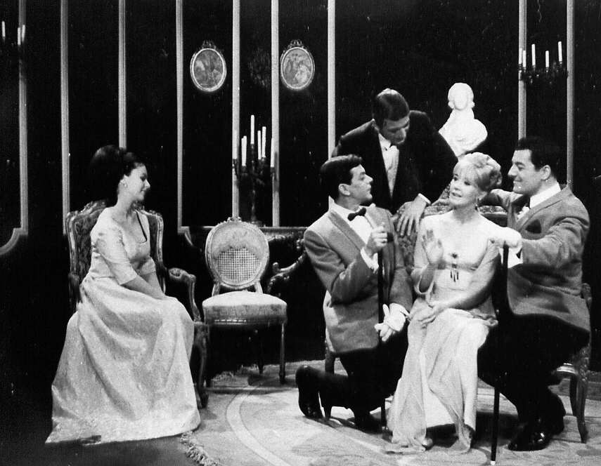 À Montréal en 1965, photographie montrant les comédiens ayant participé au téléthéâtre Le Misanthrope. Nous pouvons voir ici Élisabeth Lesieur, Andrée Lachapelle, Gaétan Labrèche, Edgar Fruitier
