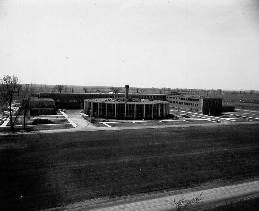 Vue aérienne de l'extérieur de l'Institut de technologie agricole de St-Hyacinthe en 1966