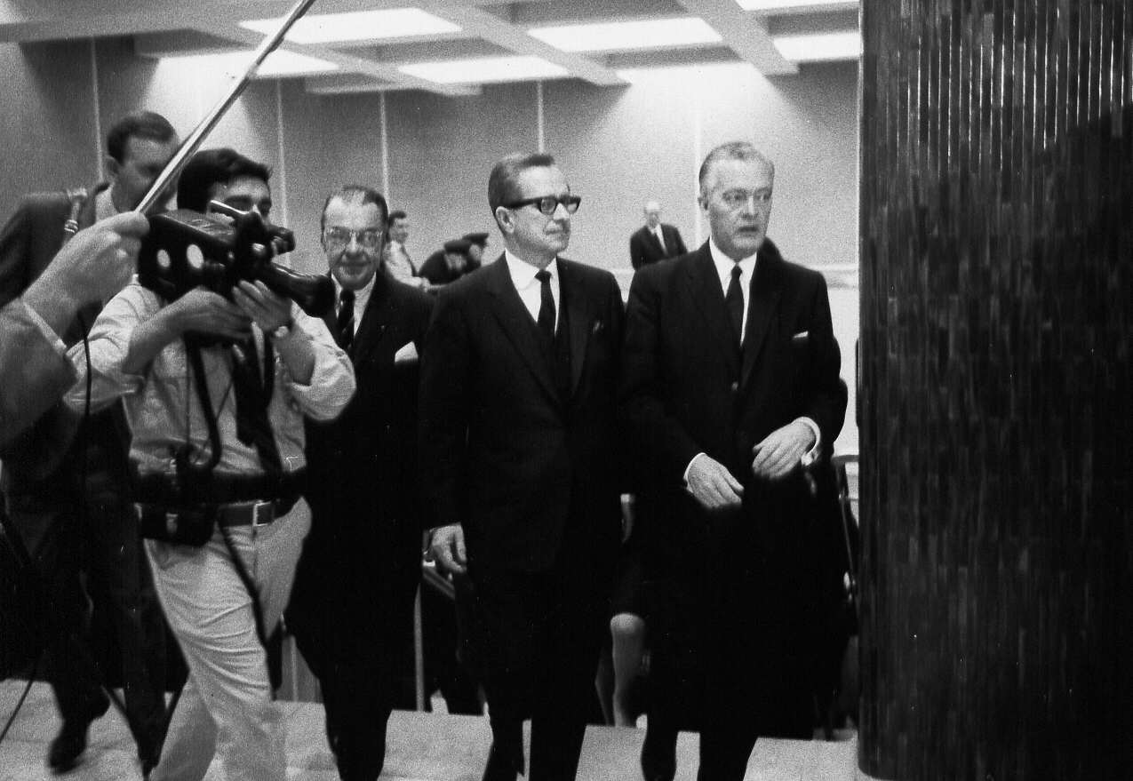 Daniel Johnson, premier ministre du Québec, et Jean Lesage, chef de l'opposition, interrogés par les journalistes lors de l'inauguration du métro de Montréal en 1966