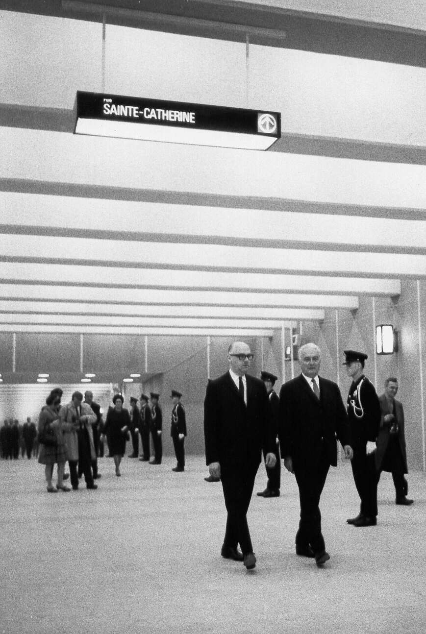 Jean Drapeau et un dignitaire circulant dans les couloirs du métro de Montréal lors de son inauguration en 1966