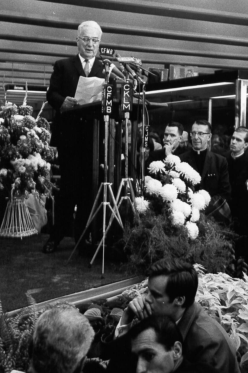 Allocution d'un dignitaire lors des cérémonies d'inauguration du métro de Montréal en 1966