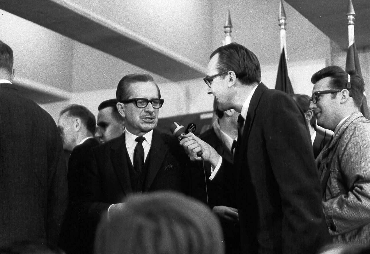 Daniel Johnson interrogé par un journaliste lors de l'inauguration du métro de Montréal en 1966