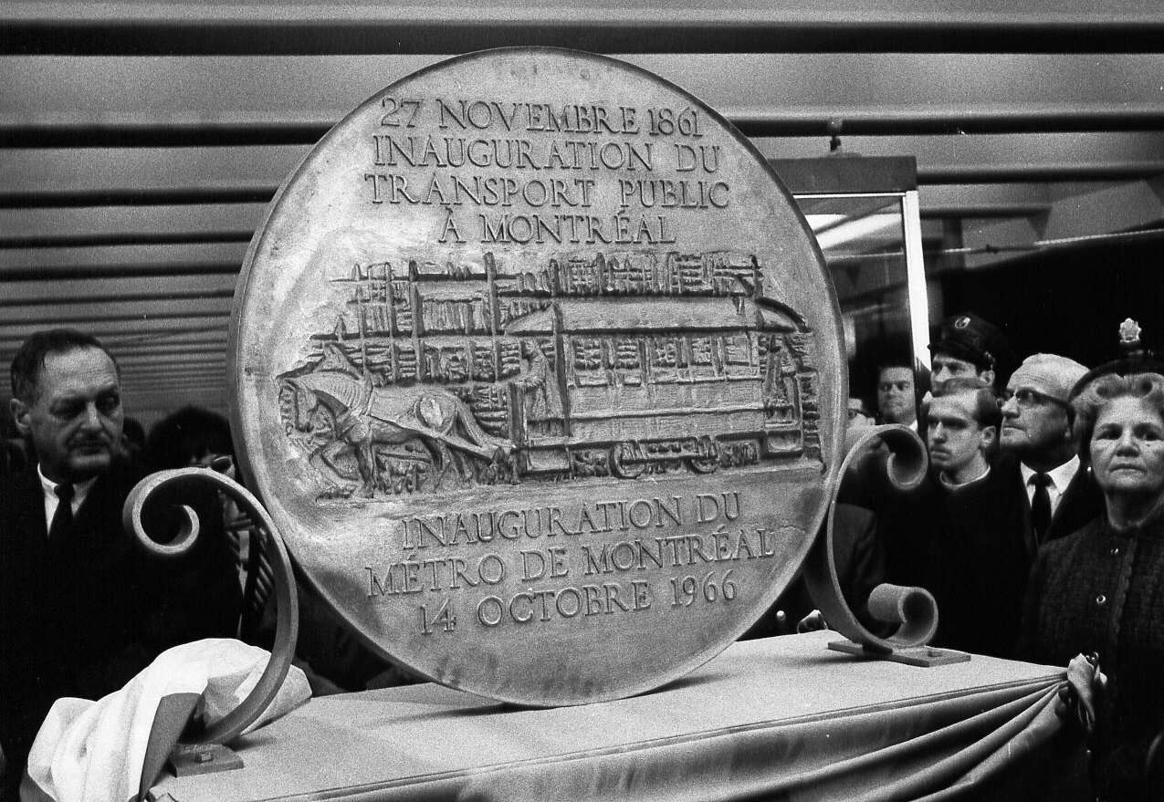 Sculpture en forme de médaillon représentant le transport à Montréal de 1861 à 1966 pour souligner l'inauguration du métro de Montréal en 1966