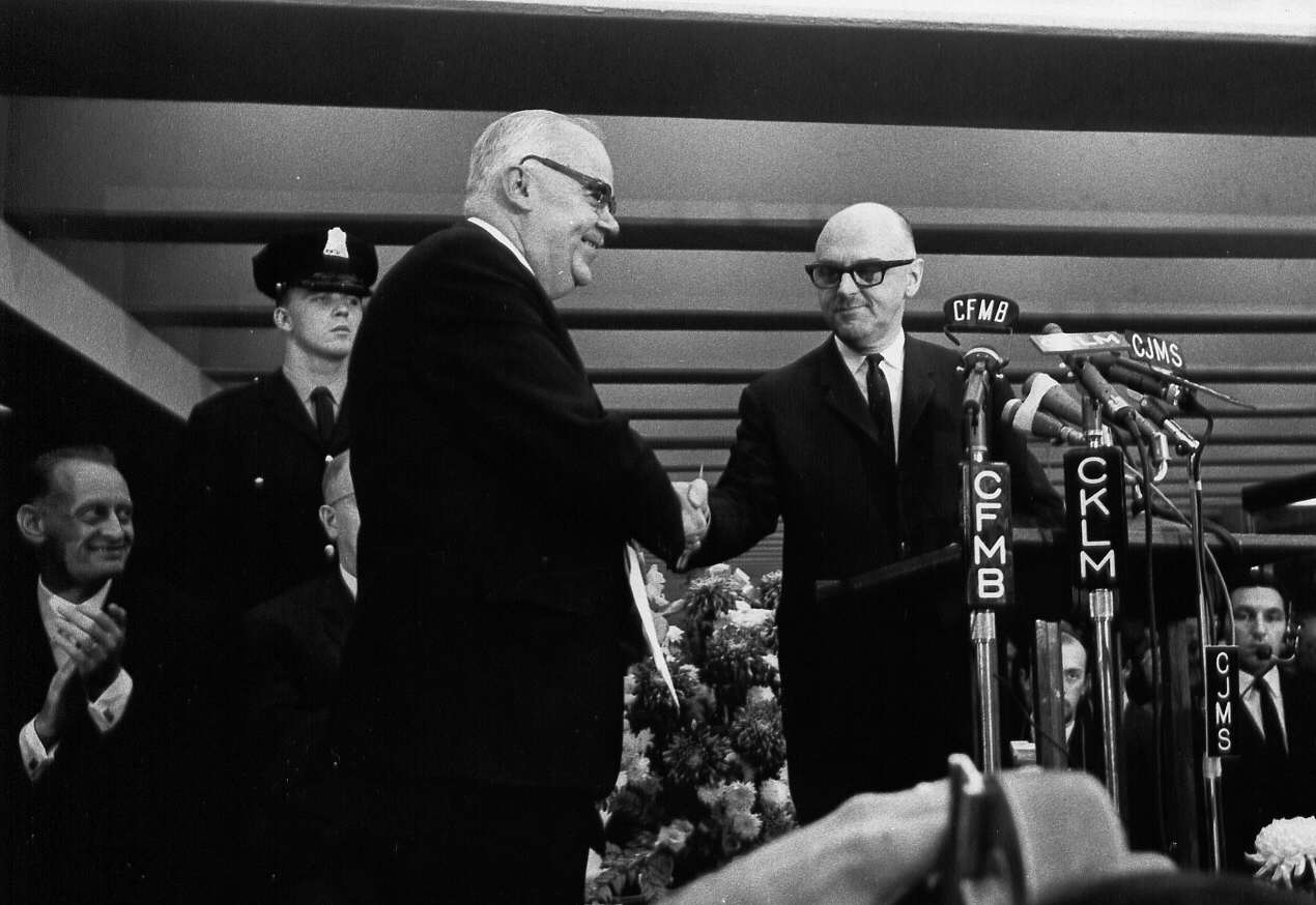 Jean Drapeau (à droite) donnant la main à un dignitaire lors de l'inauguration du métro de Montréal en 1966