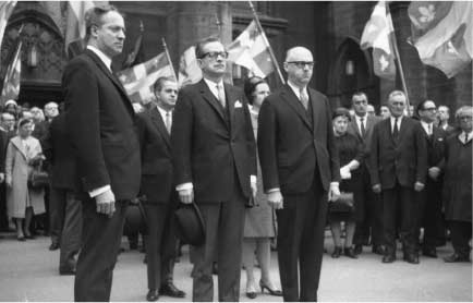 Daniel Johnson, premier ministre du Québec, Jean Lesage, chef de l'oppostion, et Jean Drapeau, maire de Montréal, aux funérailles du chanoine Lionel Groulx