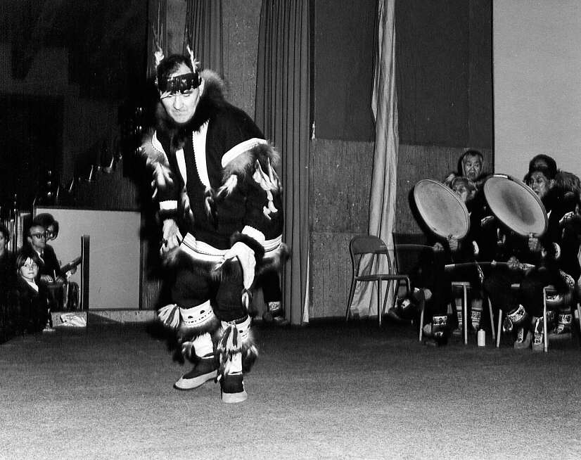 Un Inuit exécutant une danse traditionnelle lors d'une exposition d'art inuit organisée à la Place Bonaventure de Montréal en 1970