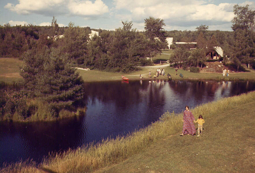 Promenade dans le parc lors du camp des Jeunesses musicales du mont Orford en 1971