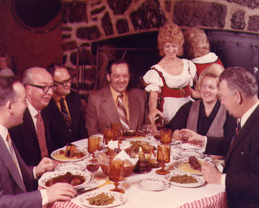 Groupe de personnes partageant un repas dans le restaurant La Catalogne de Montréal en 1971
