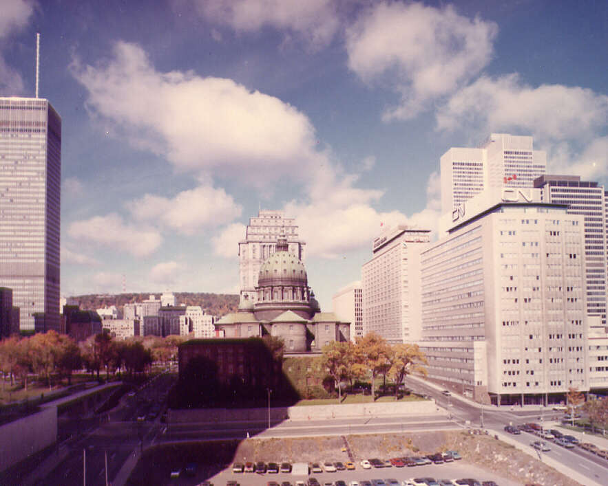 La Place Ville-Marie et les édifices du Canadien national, de la Sun Life et de la Banque canadienne impériale de commerce à Montréal en 1971