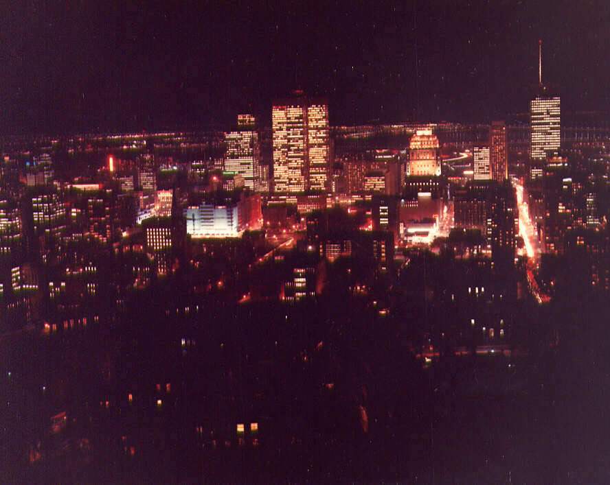 Vue de la ville de Montréal la nuit en 1971
