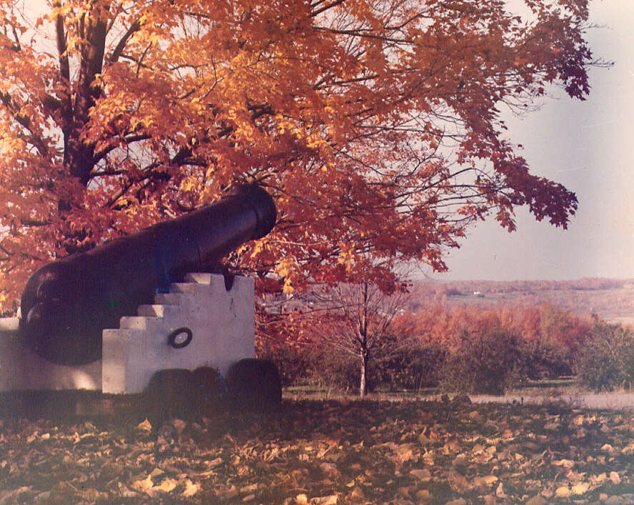Un canon du XVIIIe siècle et un paysage d'automne à Granby en 1971