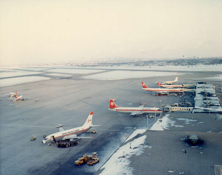 Des avions sur la piste d'atterrissage de l'aéroport de Dorval en 1971