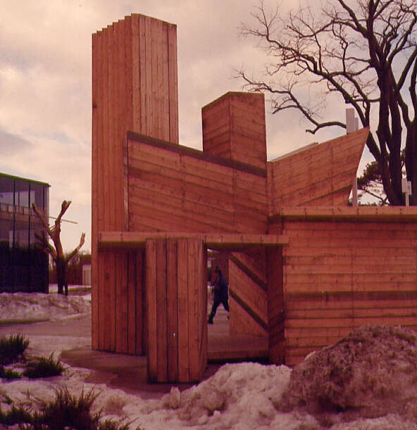 Sculpture devant la Cité des jeunes à Vaudreuil en 1972