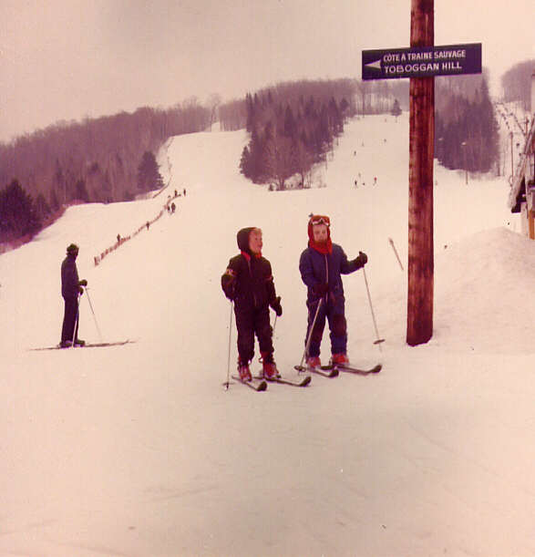 Enfants faisant du ski de printemps à St-Sauveur-des-Monts dans les Laurentides en 1972