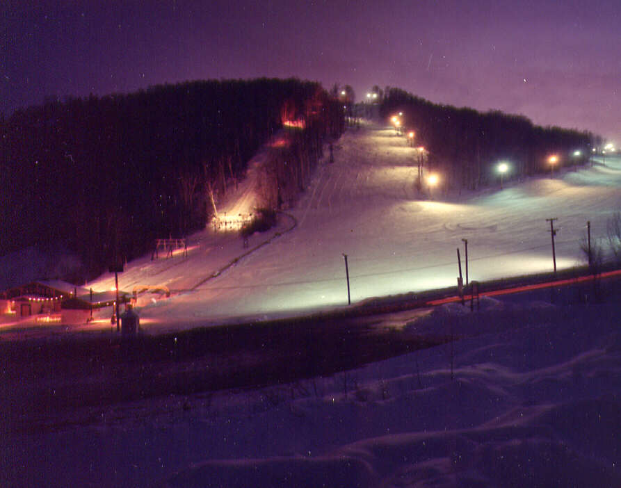 Flanc nord du mont Gabriel en soirée dans les Laurentides en 1972