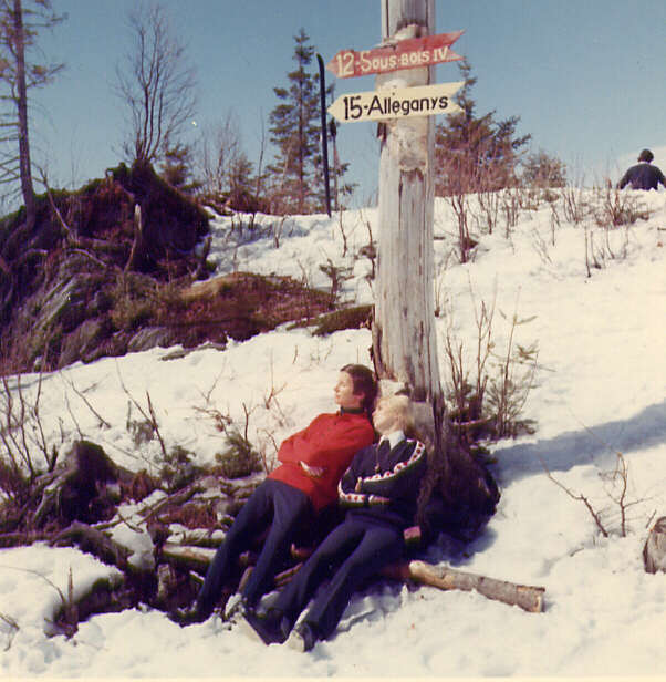 Skieurs au repos lors d'une journée de ski de printemps au mont Sutton en 1972