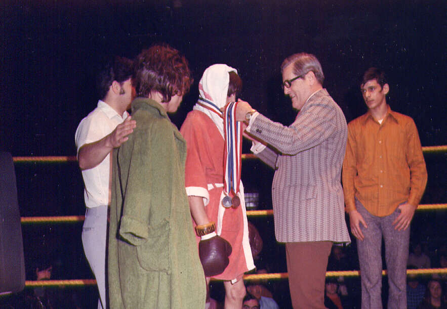 Remise des médailles à la boxe aux Jeux d'hiver du Québec à Montréal en 1972