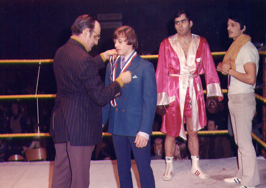 Remise des médailles à la boxe aux Jeux d'hiver du Québec à Montréal en 1972