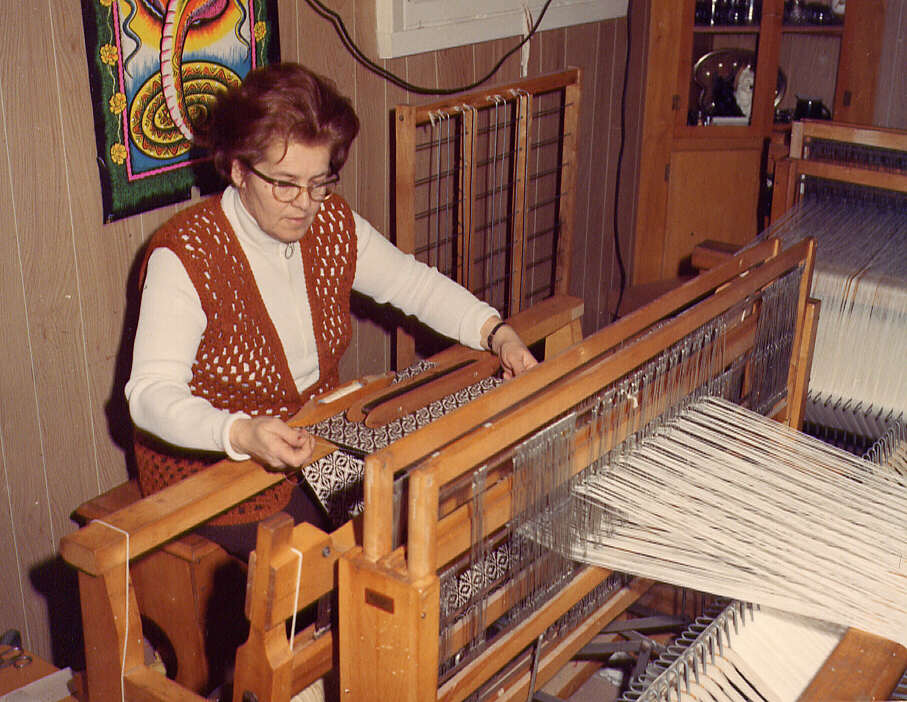 Femme travaillant sur un métier à tisser, 1973