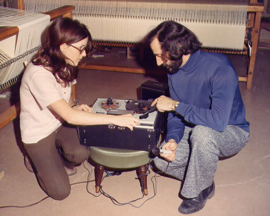 Journalistes préparant leur matériel pour un reportage avec les femmes qui travaillent au métier à tisser, 1973