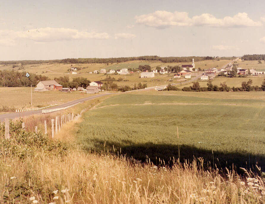 Vue de la route et du village de St-Joseph de Kamouraska en saison estivale, 1973