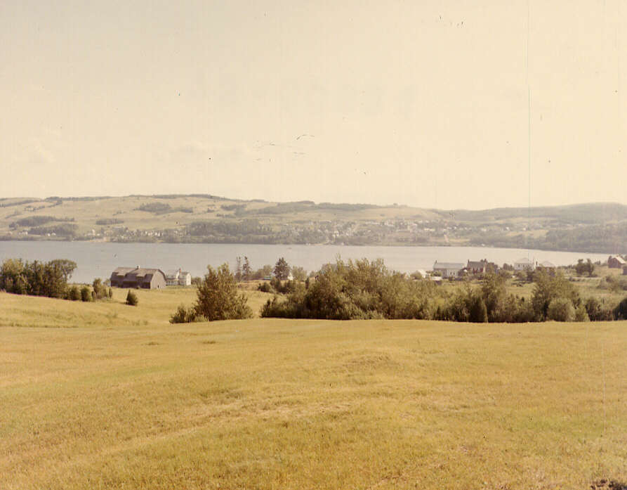 Vue des champs et des fermes en été à Notre-Dame-du-Lac, 1973