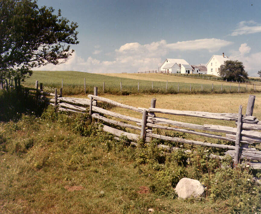 Vue d'une petite ferme de Rivière-du-Loup, 1973