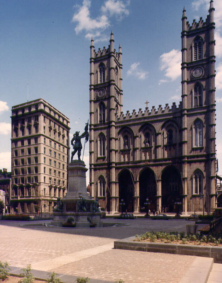 Église, édifice et statue dans le Vieux Montréal, 1974